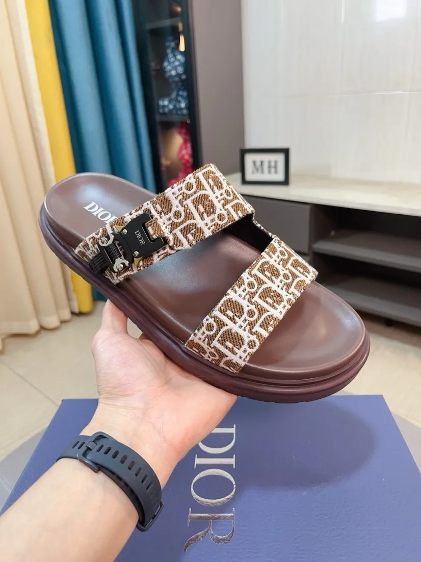 Men's Men's Shoes 💰320🌸🌸Dior Aqua Men's Sandals Slippers. Showcasing Dior haute couture design. The Dior gray suede strap is accented with an aluminum Dior buckle for added style. Paired with a comfortable tonal notch sole, they pair easily with shorts or jeans for a sophisticated look. Main body: suede cow leather, technical fabric lining: cow leather, with adjustable straps, aluminum Dior buckle, Dior gray EVA insole, tonal notch rubber outsole splicing structure👌👌size: 38-44 (45.46 customized)